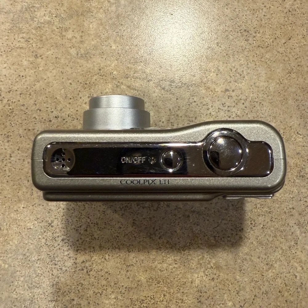 *PARTS OR REPAIR* Nikon CoolPix L11 6.0 MP Digital Camera 3x Zoom Silver Tested